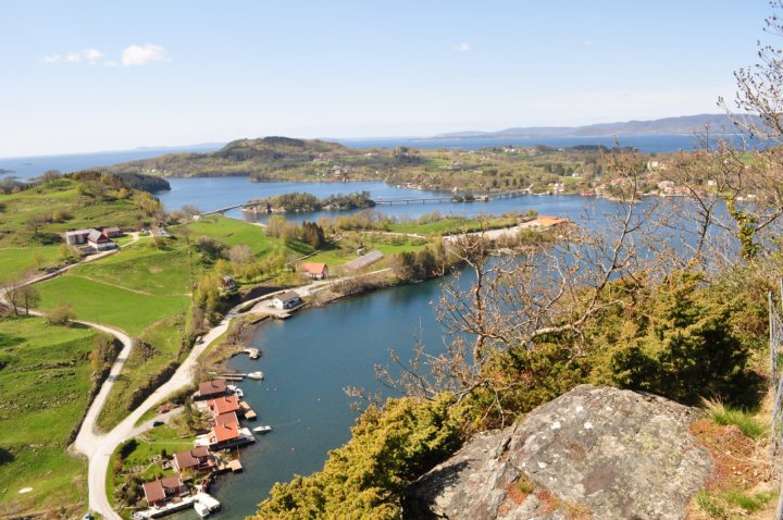 Aubø, Eriksholmen og Kyrkjøy sett fra Bjergøy, Sjernarøy i Finnøy Kommune